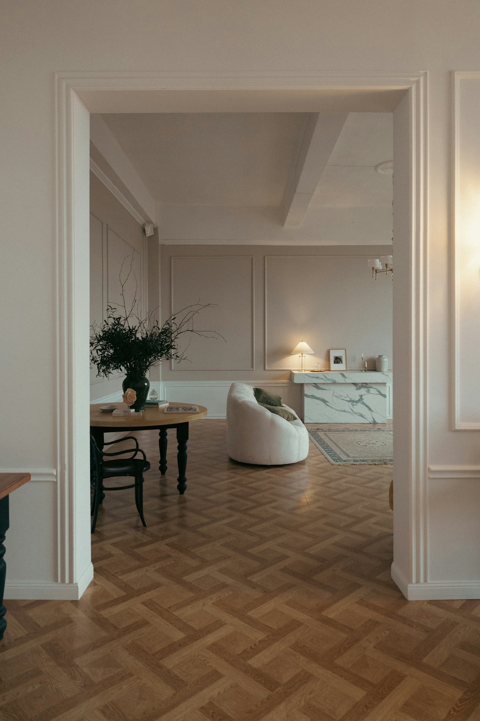 Ingresso ristrutturato con parquet a spina e boiserie