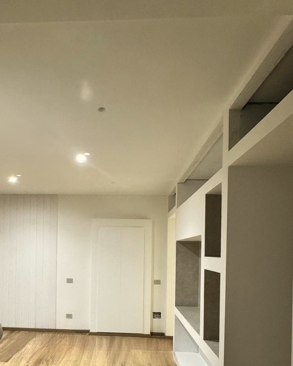 Parquet in rovere e libreria in cartongesso