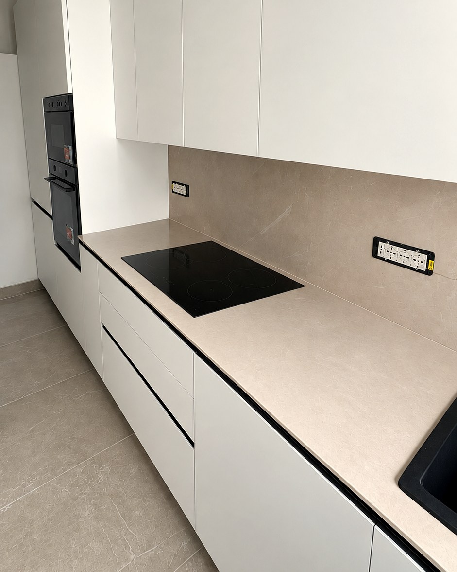 Cucina su misura con top e paraschizzi effetto pietra